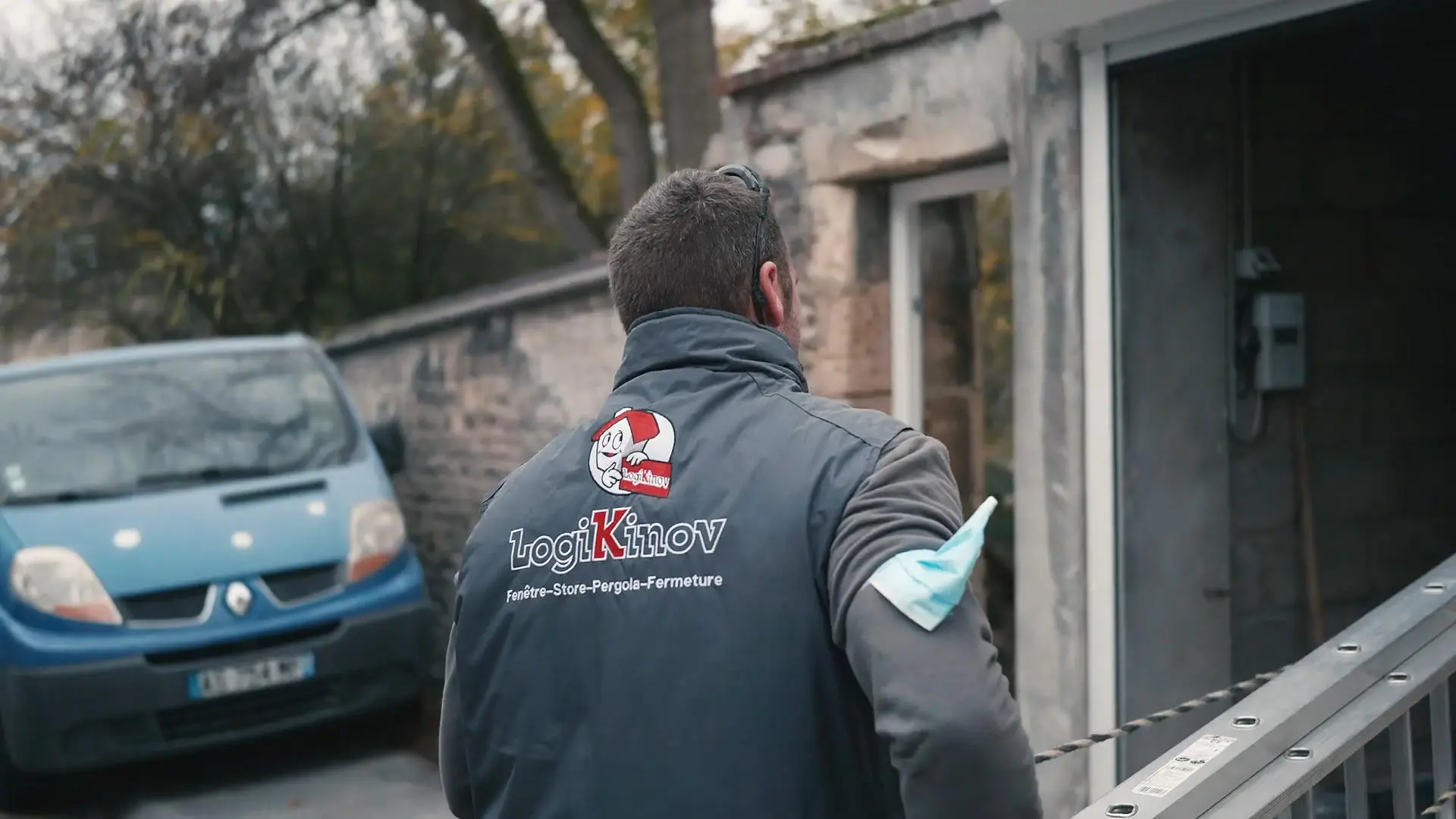 Ouvrier de Logikinov - spécialiste en menuiseries et aménagements extérieurs à Caen