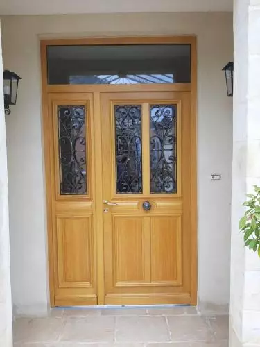 Ajoutez une touche de charme à votre maison, optez pour la porte d’entrée en bois !