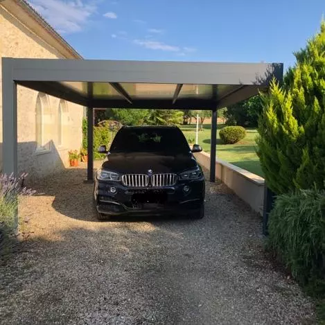 Abritez votre voiture des intempéries sans faire de gros travaux !