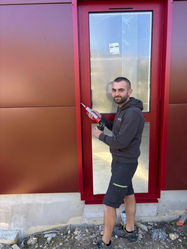 Zoom collaborateur : Thomas, poseur de menuiserie Logikinov à l’agence d’Équemauville