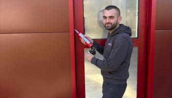 Zoom collaborateur : Thomas, poseur de menuiserie Logikinov à l’agence d’Équemauville