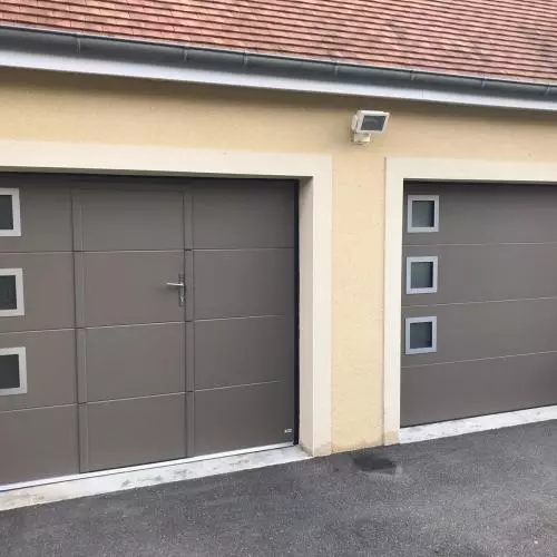 Facilitez votre quotidien et découvrez la porte de garage avec portillon intégré ! 