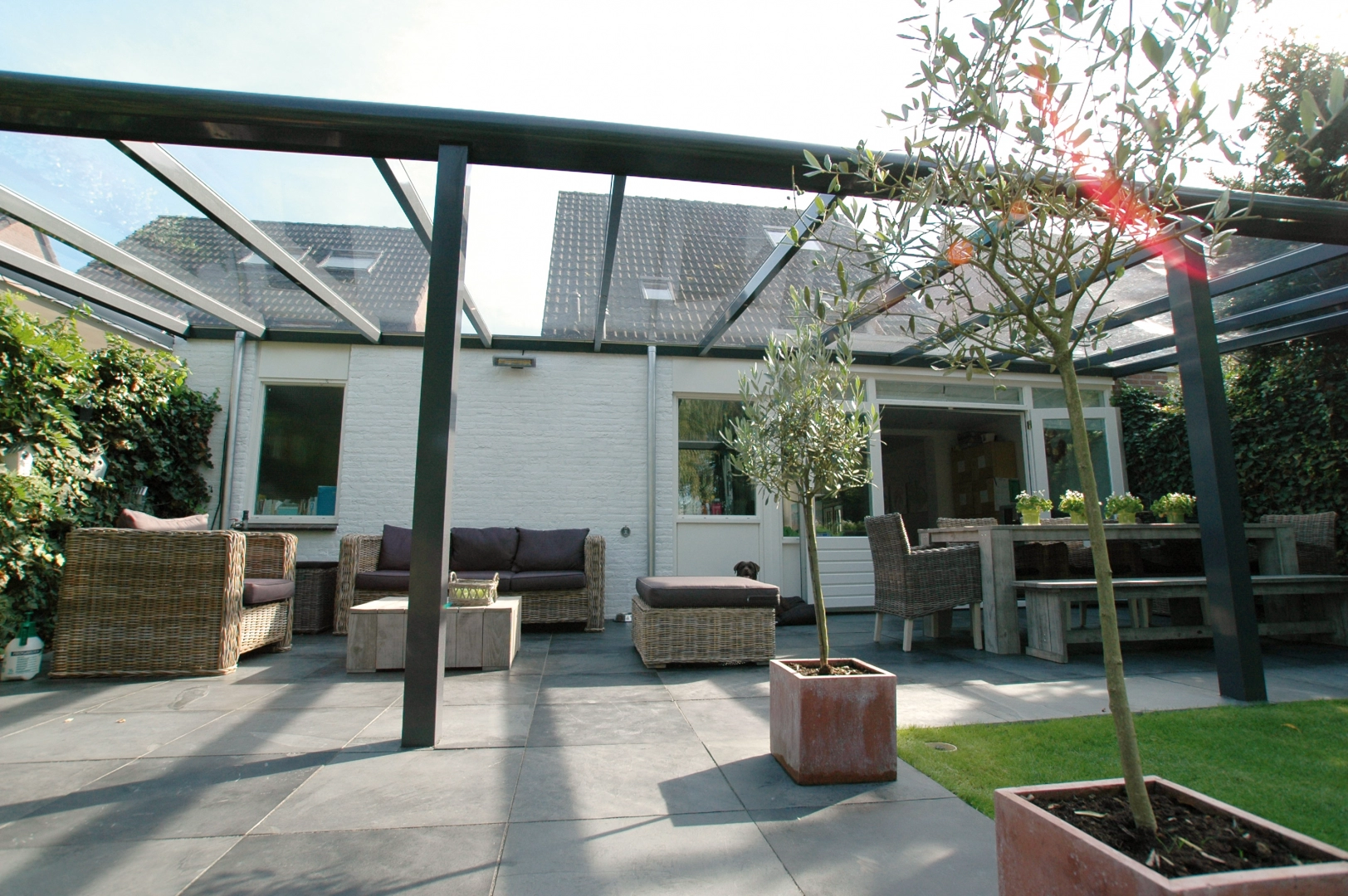installation sur-mesure de pergola à toit plat vitré