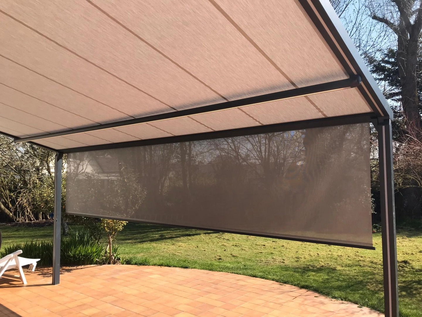 Logikinov installe votre pergola à toile rétractable