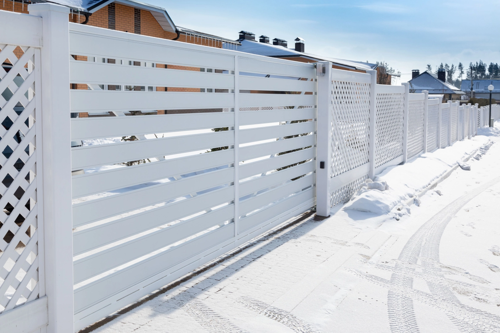 un portail coulissant PVC Logikinov