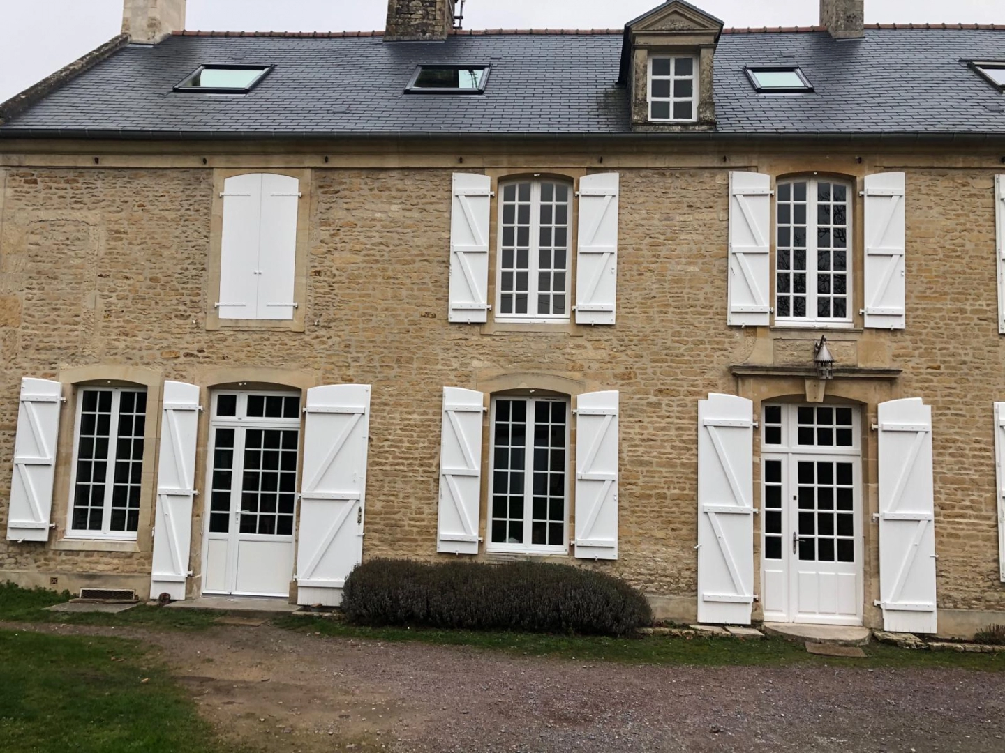 Belle fenêtre oscillo-battante en bois