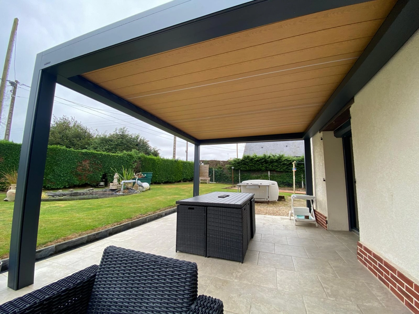 une pergola à lames orientables