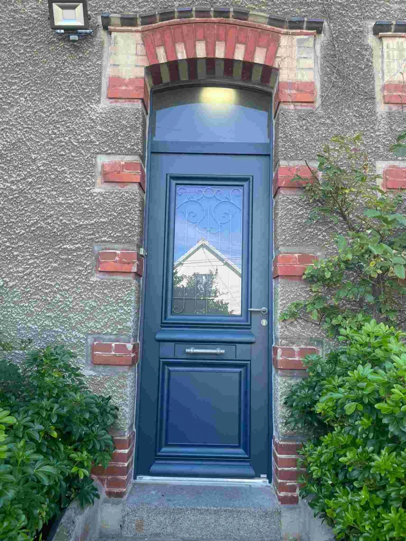 Installation de porte d'entrée mixte bois et alu