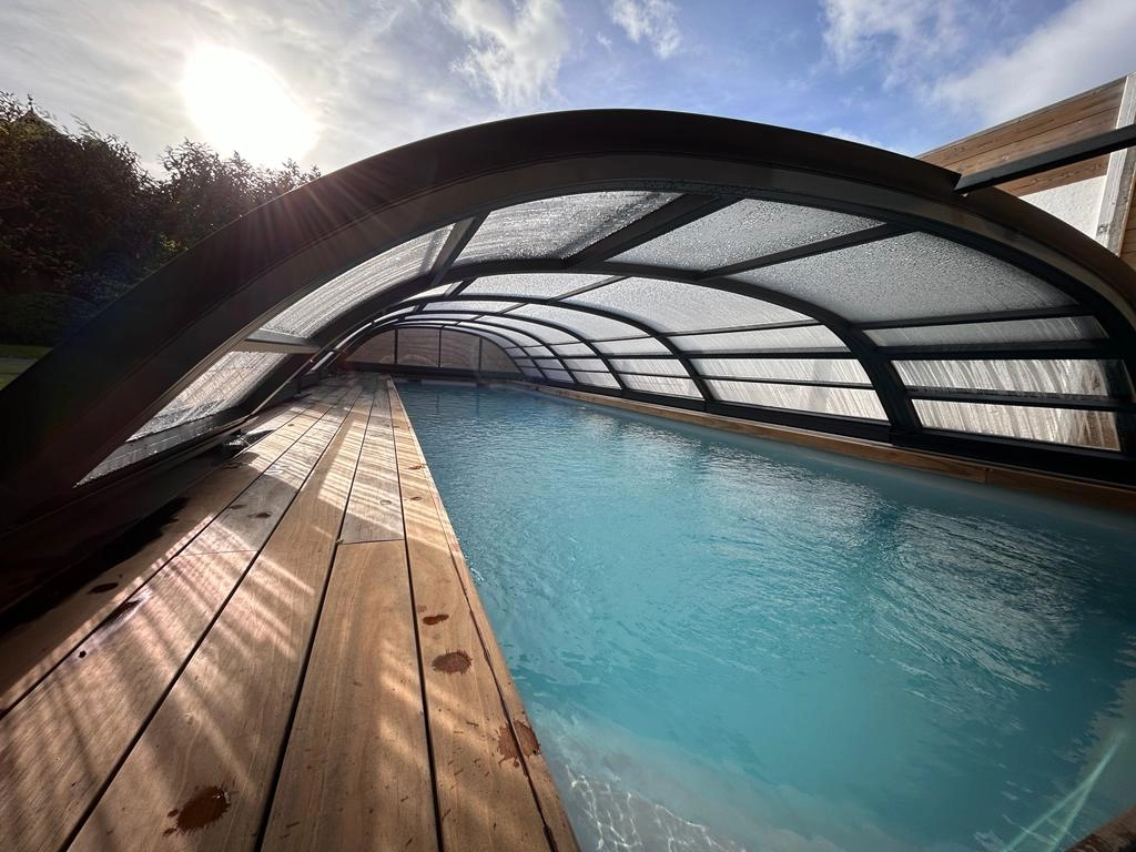 installer un abri de piscine en Normandie