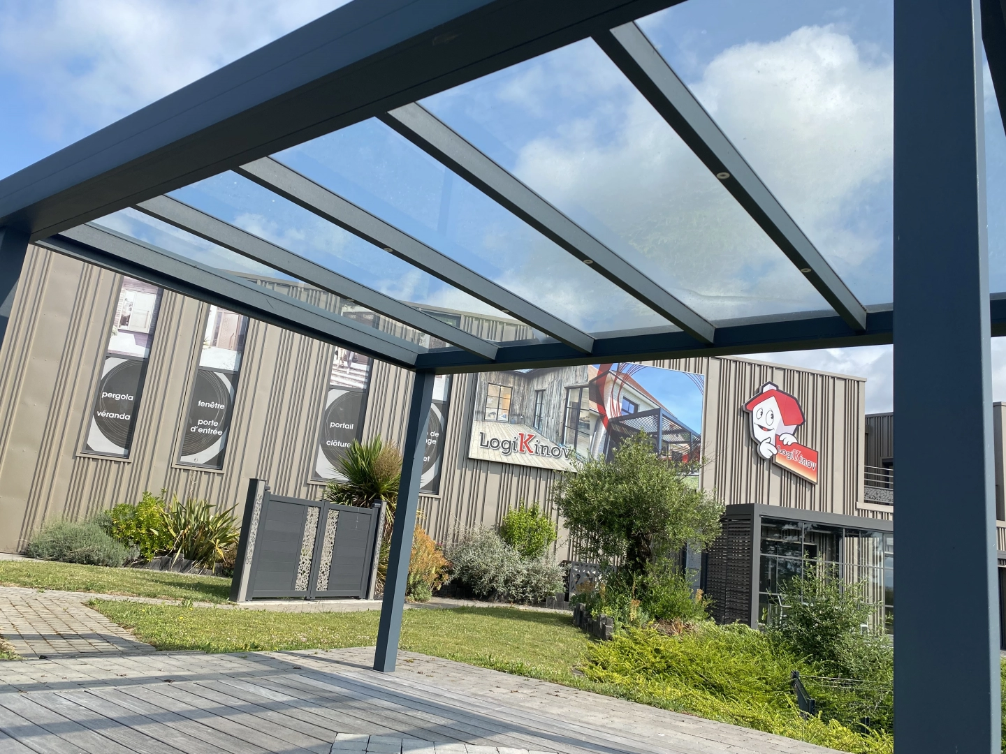 Installation de pergola alu vitrée