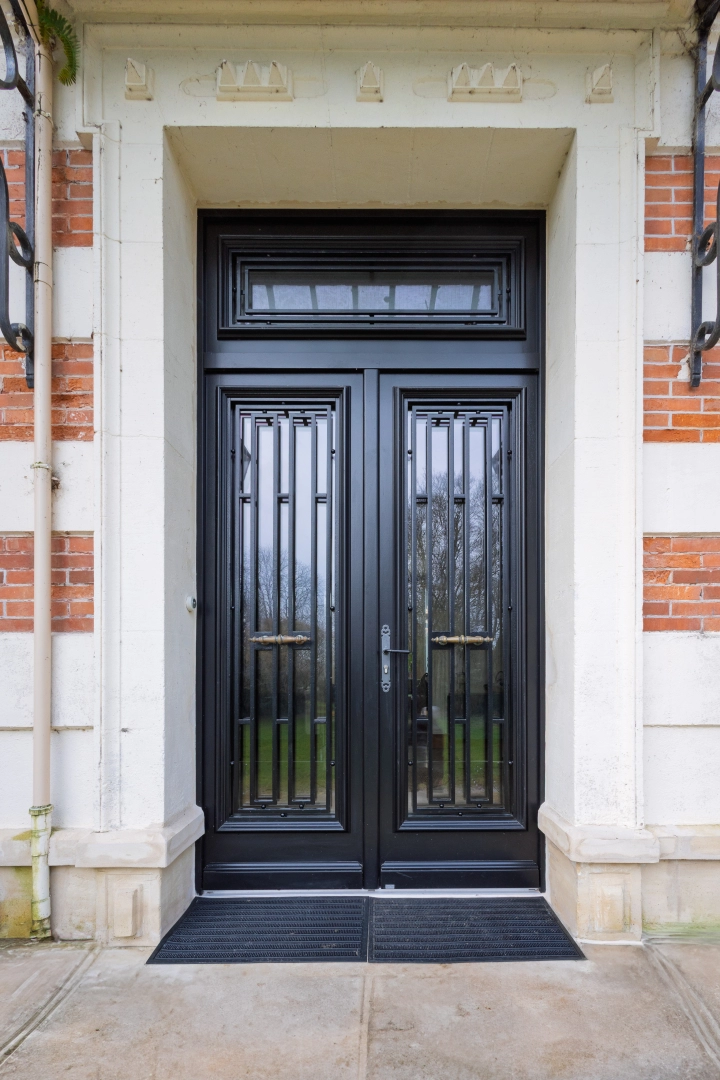 Pose de porte d’entrée bois en Normandie