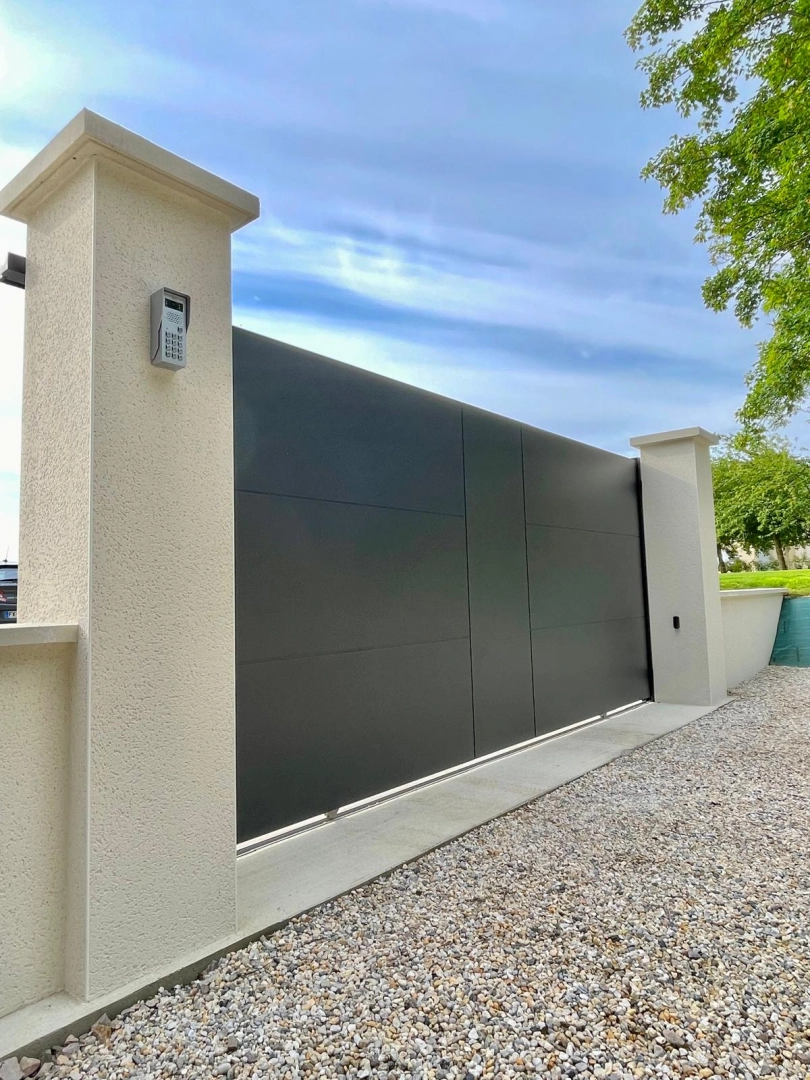Portail coulissant en aluminium
