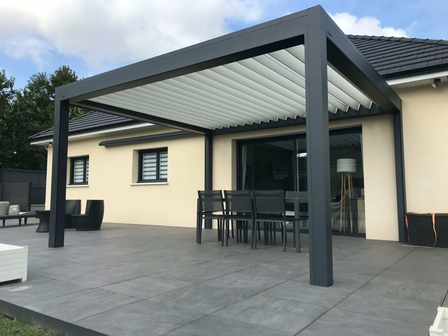 Pergola bioclimatique à lames orientables