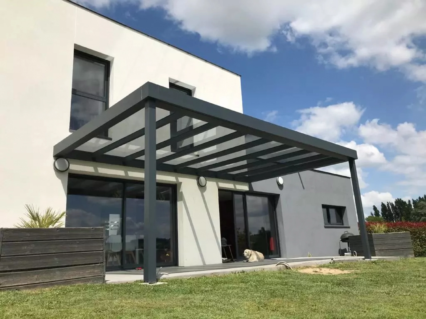 Installation de pergola à toit plat vitré