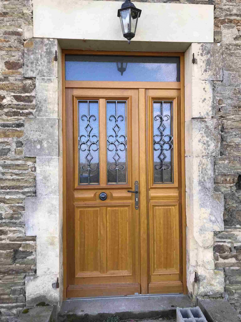 Installation de porte d’entrée bois