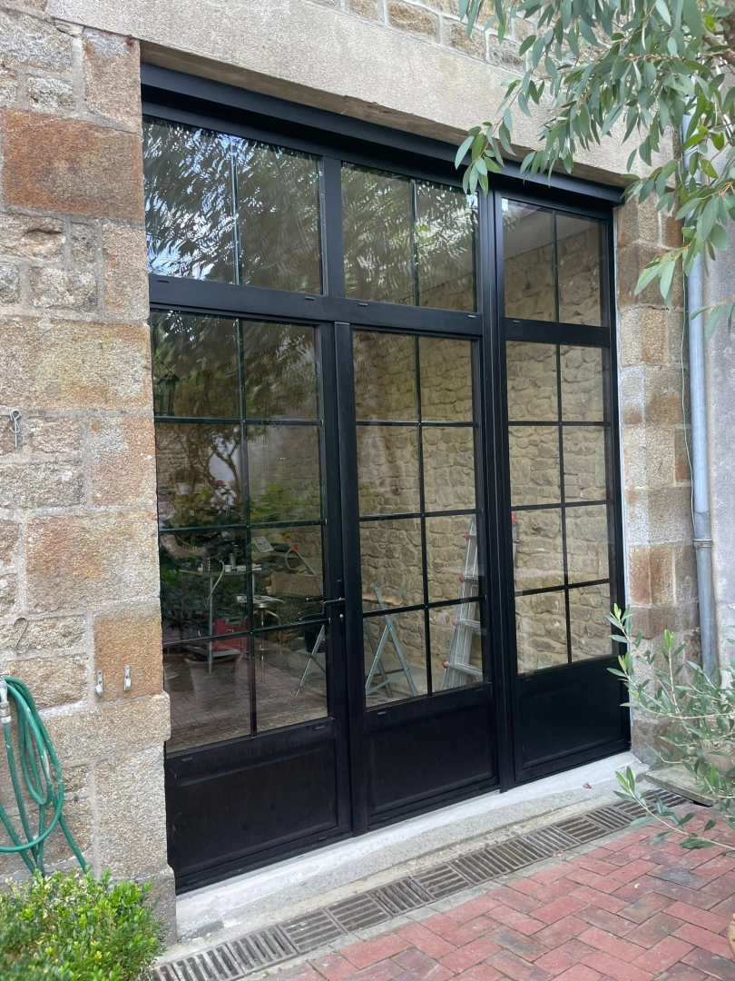 une porte-fenêtre en aluminium