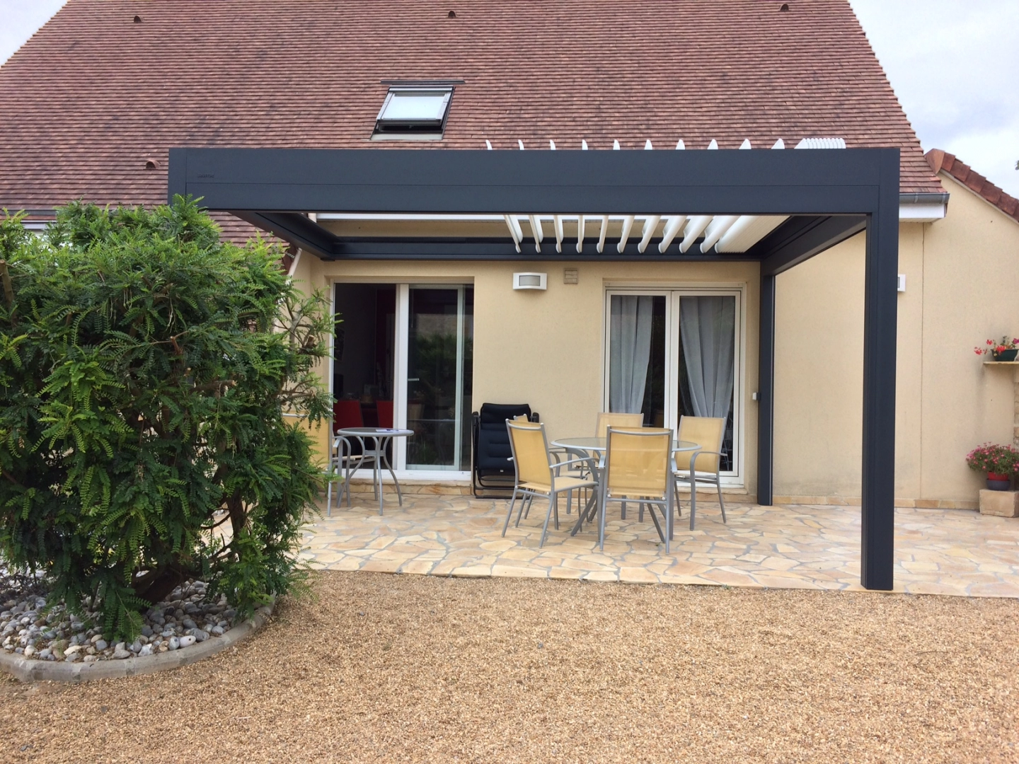 une pergola à lames rétractables
