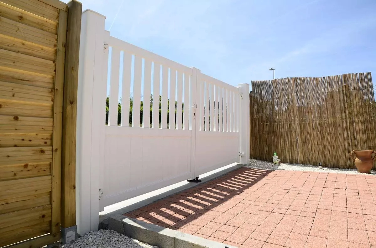 Portail battant en PVC
