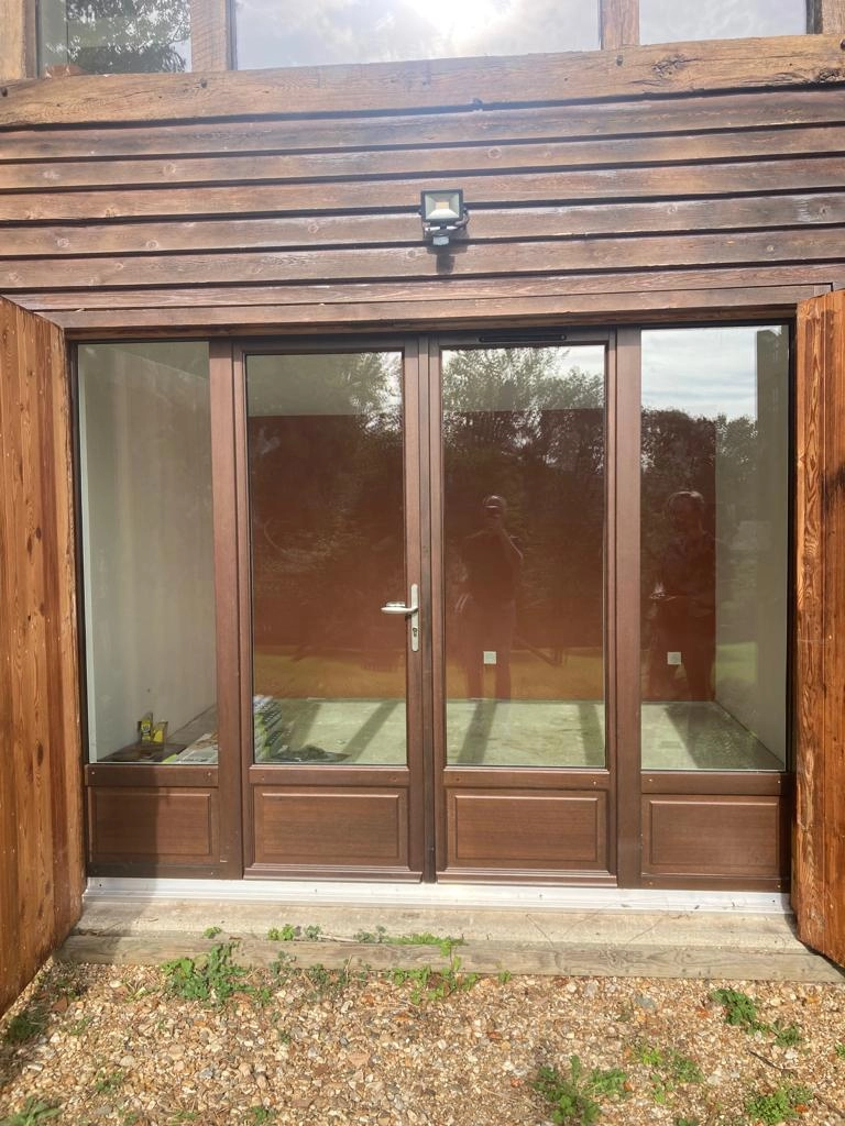 pose de portes-fenêtres bois en Normandie