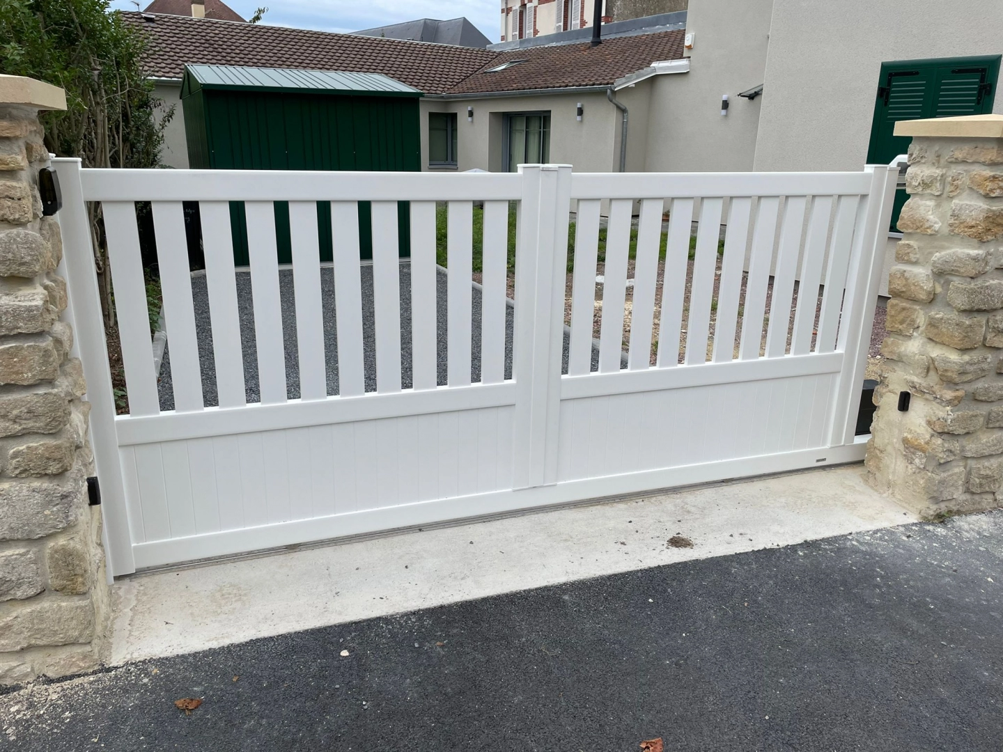 Installation de portail battant en PVC