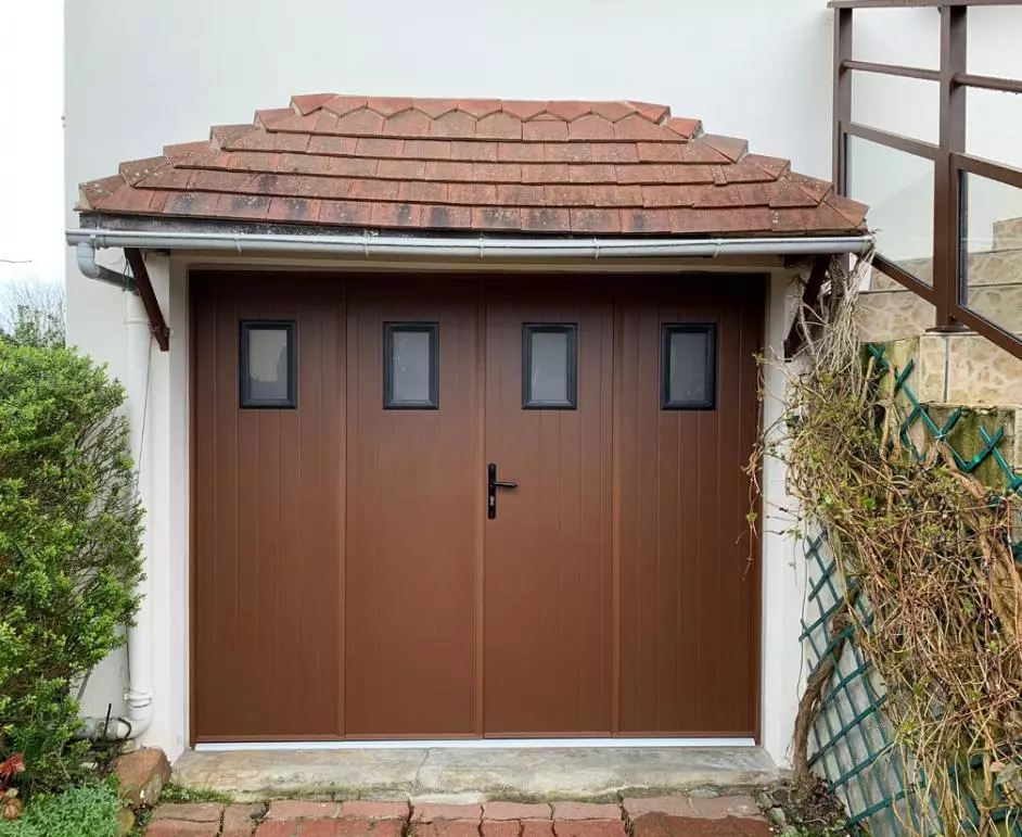 Porte de garage latérale battante en Normandie