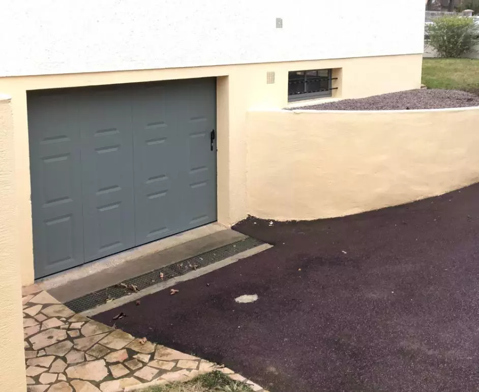 Porte de garage latérale en Normandie