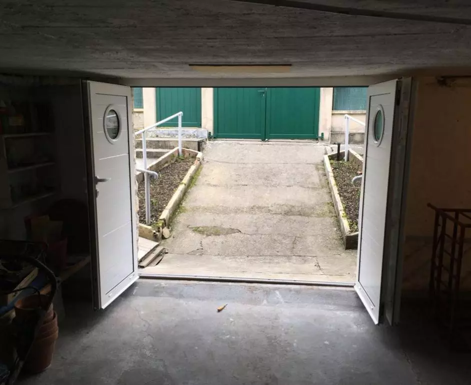 Porte de garage latérale battante en Normandie