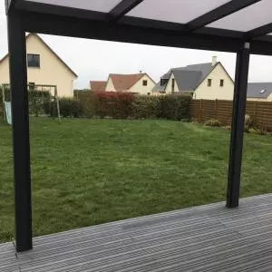 Pose d'une pergola aluminium avec store brise vent