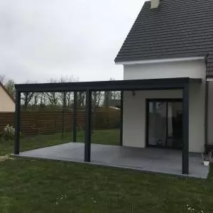 pergola aluminium avec store brise vent à Deauville, Calvados