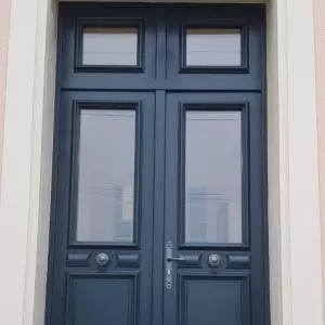 Porte d'entrée en bois vu de l'extérieur, à Ouistreham, en Normandie 