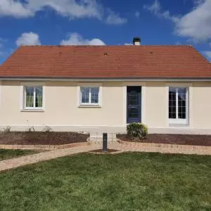 Installation d'une terrasse composite avec pergola bioclimatique dans la Manche, Normandie