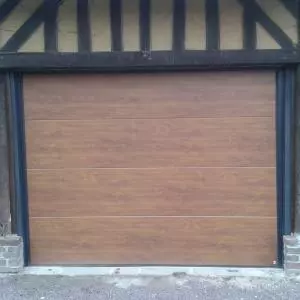 Pose d'une porte de garage ton bois à Lisieux, Calvados