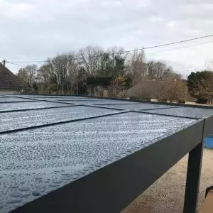 Création et installation d'un carport en aluminium à toit plat à Cabourg