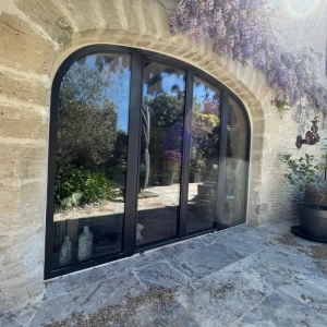 Installation fenêtre alu cintrée en Normandie