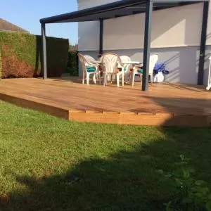 Création d’une pergola avec une terrasse en bois dans la manche 