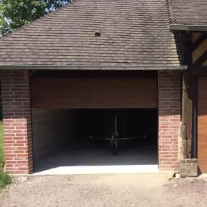 Pose d'une porte de garage ton bois à Lisieux, Calvados