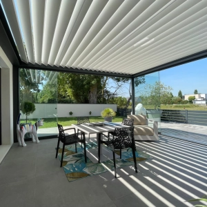 Pergola avec store latéraux motorisés près de Caen