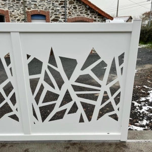 Détail du décor Brocéliande sur portail coulissant en aluminium posé en Normandie