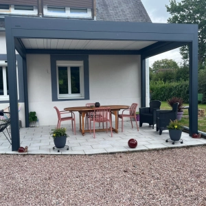 Installation d'une pergola bioclimatique en Normandie