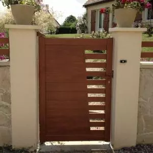 Pose d'une clôture et d'un portail aluminium ajourés dans le ton bois chêne doré à Falaise