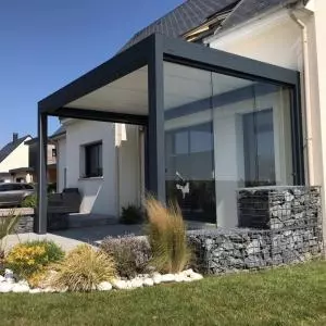 une pergola avec un accompagnement sur un travail paysager en périphérie 