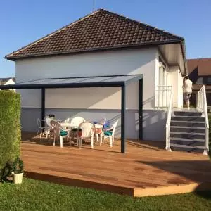 Création d’une pergola avec agrandissement une terrasse en bois dans la manche 