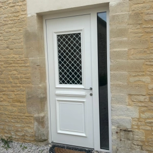 Pose de portes d'entrée classiques sur maison ancienne près de Ouistreham