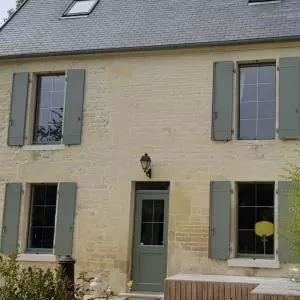 Pose de volets battants isolés et de fenêtres en aluminium sur maison en pierre de Caen à Bayeux, Calvados