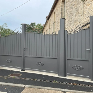 Nouveau portail battant avec portillon intégré installé par nos équipes près de Caen
