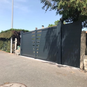 Installation d’un portail battant et d'une clôture par l’agence Logikinov de Fleury sur Orne