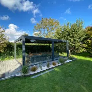 Pergola bioclimatique à lames orientables et terrasse composite à Honfleur