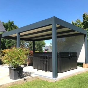 Pose d’une pergola Aluloge par l’agence Logikinov d’Honfleur