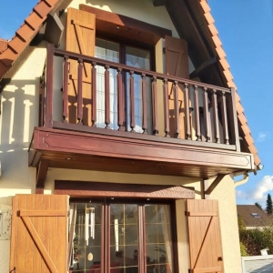 Menuiserie en bois avant travaux près de Caen