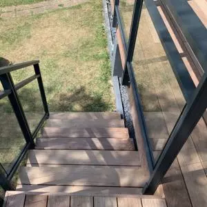 Mise en place d'un garde corps vitré pour une terrasse sur pilotis à Ouistreham